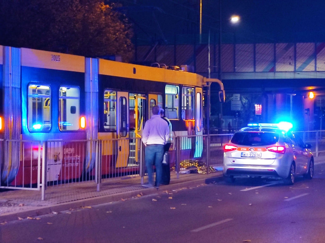 Warszawa: Pieszy zginął pod kołami tramwaju! Potworny wypadek