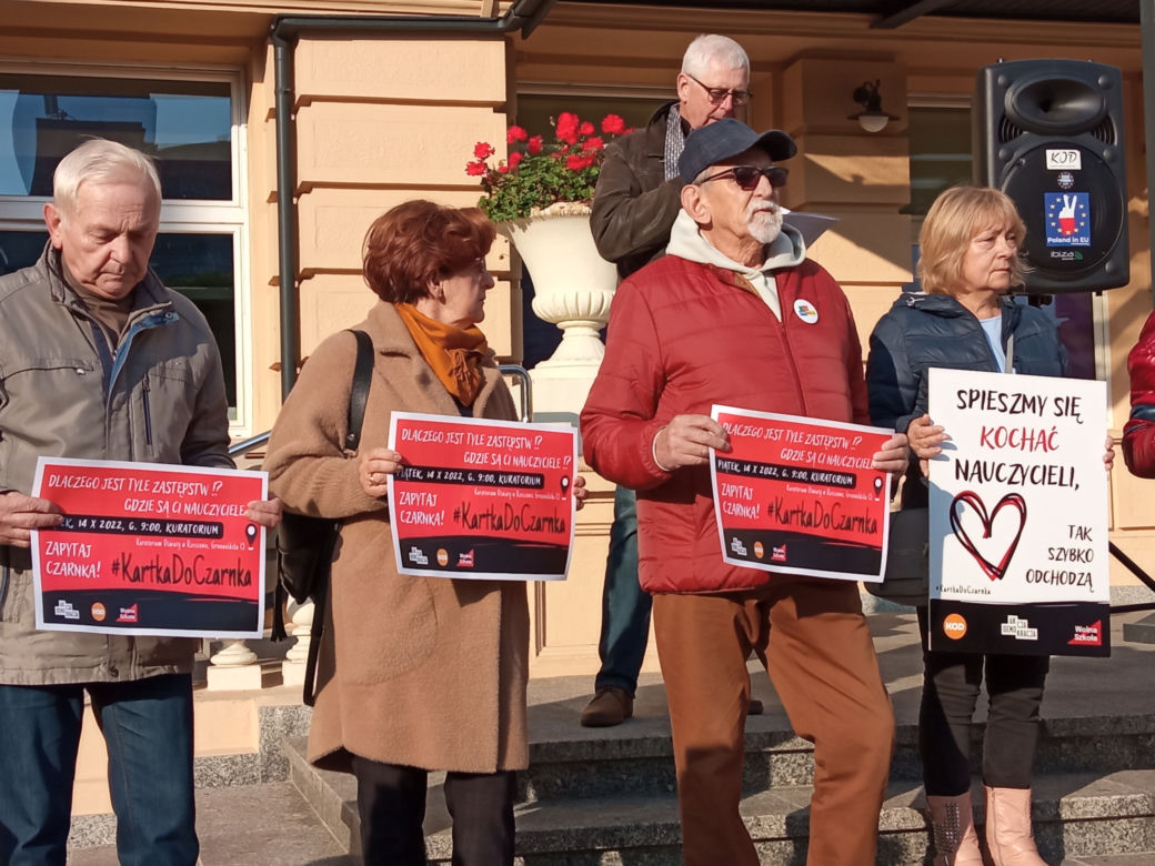 „Rząd przygotowuje sobie ciemnotę, którą łatwiej rządzić”. #Kartka do Czarnka w Rzeszowie. 