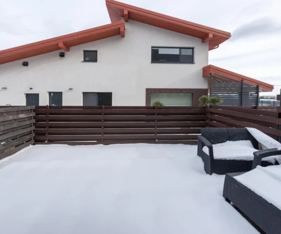 Czy masz obowiązek odśnieżać balkon? Obciążenia, bezpieczeństwo i odpowiedzialność prawna