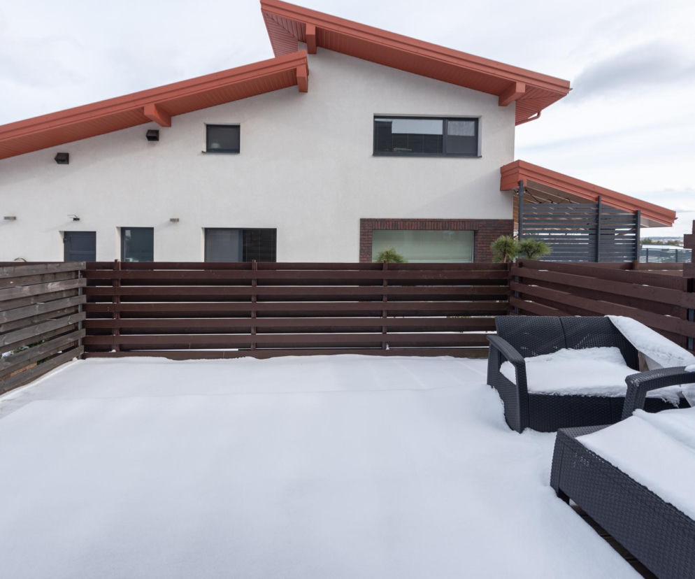 Czy masz obowiązek odśnieżać balkon? Obciążenia, bezpieczeństwo i odpowiedzialność prawna