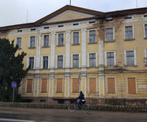 Lecą tynki z dawnego budynku kolejowego przy ul. Dworcowej