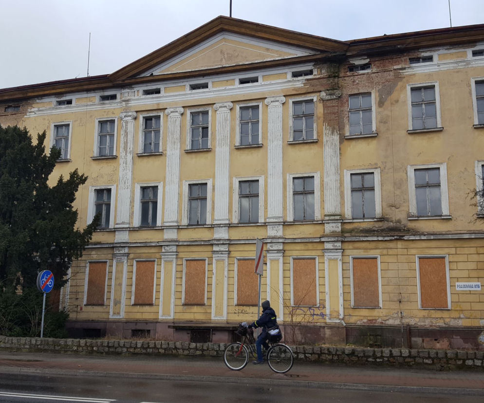 Lecą tynki z dawnego budynku kolejowego przy ul. Dworcowej