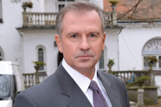 Klan, odcinek 4640: Paweł podejrzewa, że odzyskane klejnoty Anny to falsyfikaty i chce zaalarmować policję