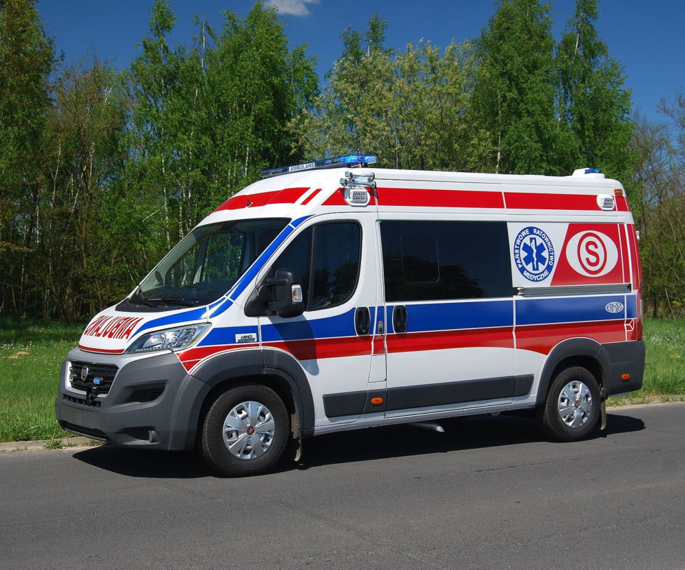Ekipa ratunkowa wyłamała szlaban którego nie otworzył portier