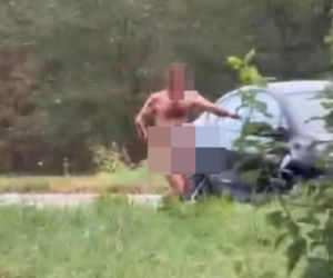Nagi mężczyzna z maczetą biegał po ulicy! Policjanci użyli paralizatora