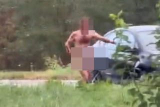Nagi mężczyzna z maczetą biegał po ulicy! Policjanci użyli paralizatora
