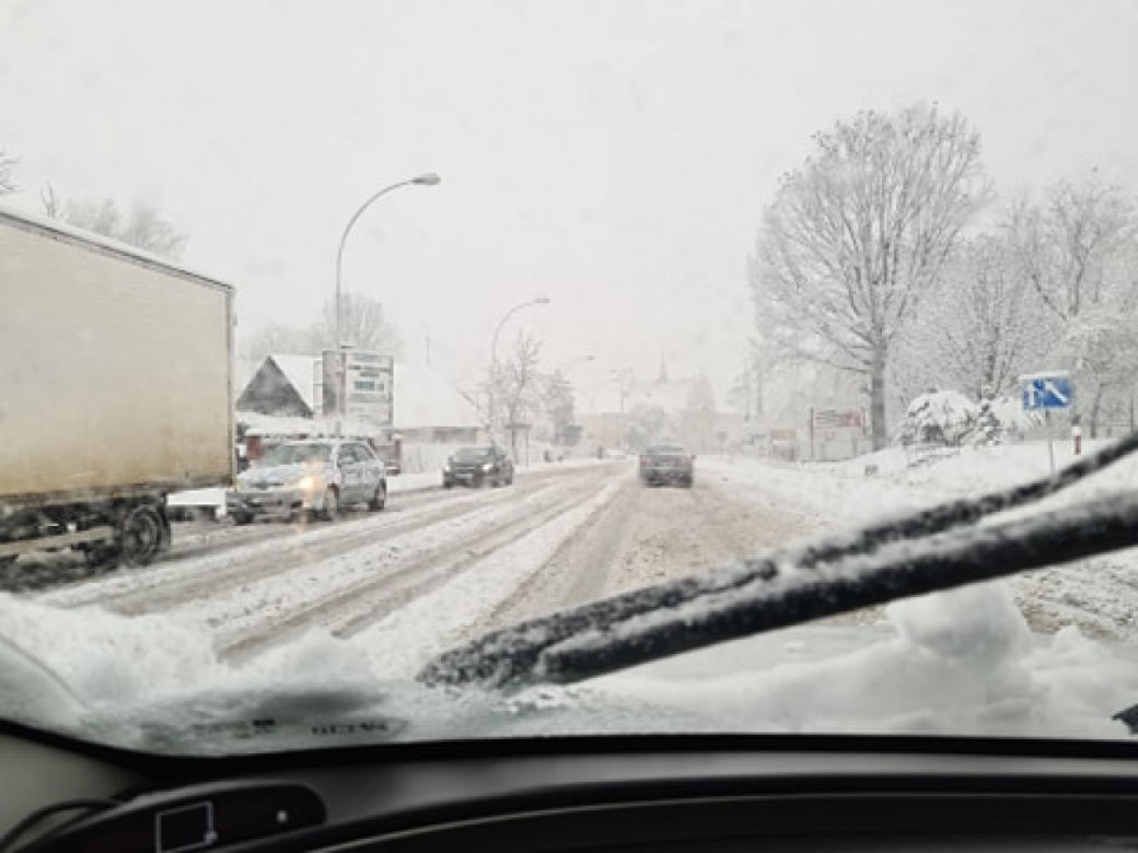 Opady śniegu PARALIŻUJĄ drogi. DRAMAT na drogach Podkarpacia [ZDJĘCIA INTERNAUTÓW]