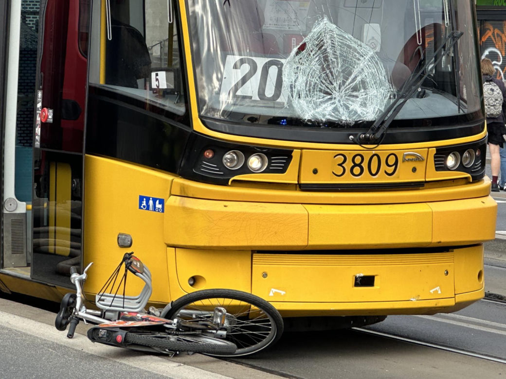 Dramat na Starym Mieście. Rowerzysta wjechał wprost pod nadjeżdżający tramwaj!