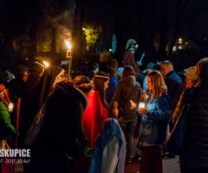 Zabrze: Ulicami miasta przeszedł orszak. Były przebrane dzieci i... dumnie kroczący koń!