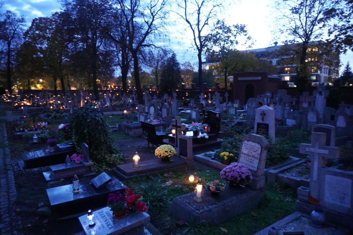 Tak wygląda Cmentarz Starofarny w Bydgoszczy po zmroku w przeddzień Święta Zmarłych. Zobacz zdjęcia