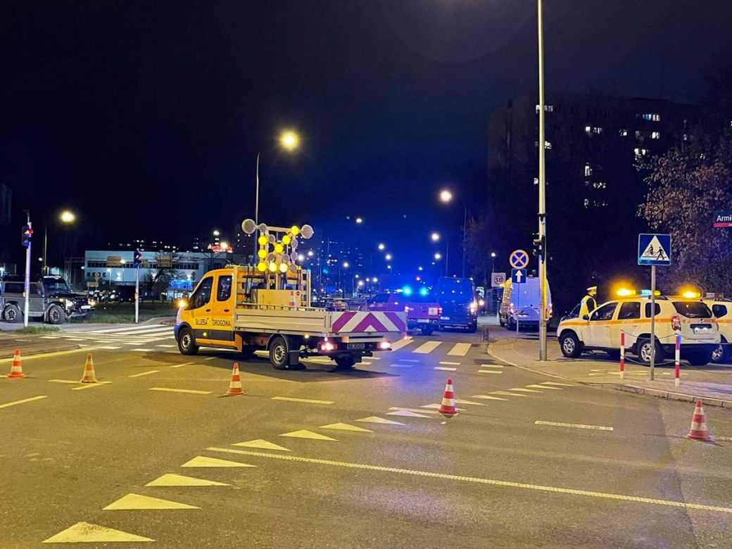 Woda z uszkodzonego kanału zalewa piwnice