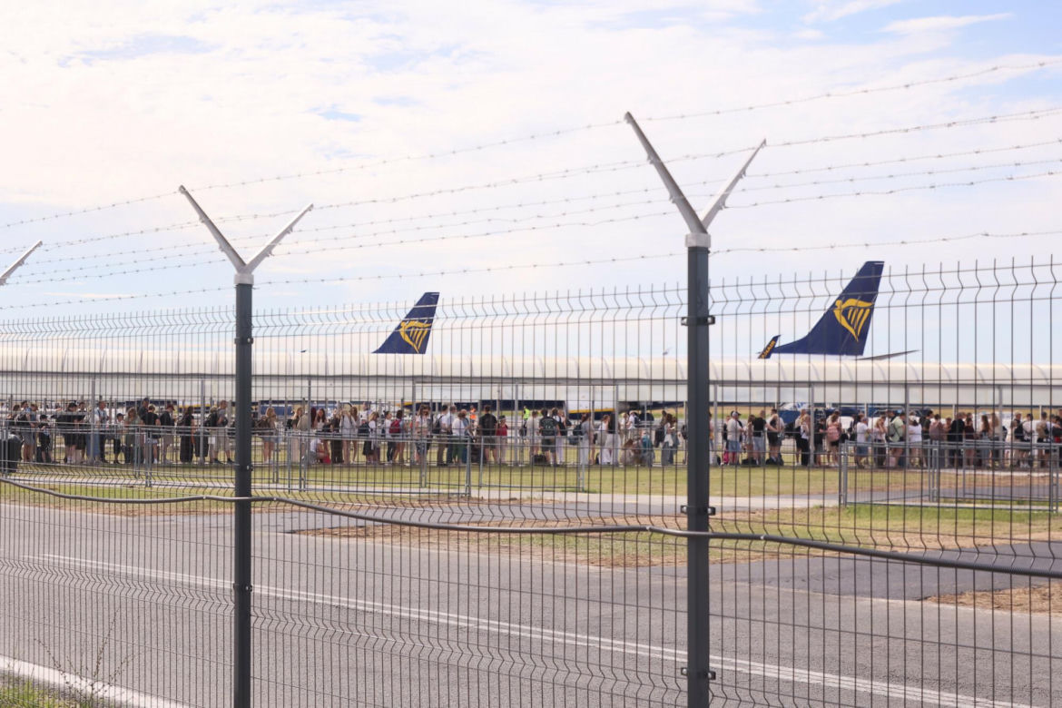 Lotnisko w namiocie. W Modlinie otwarto nowy terminal