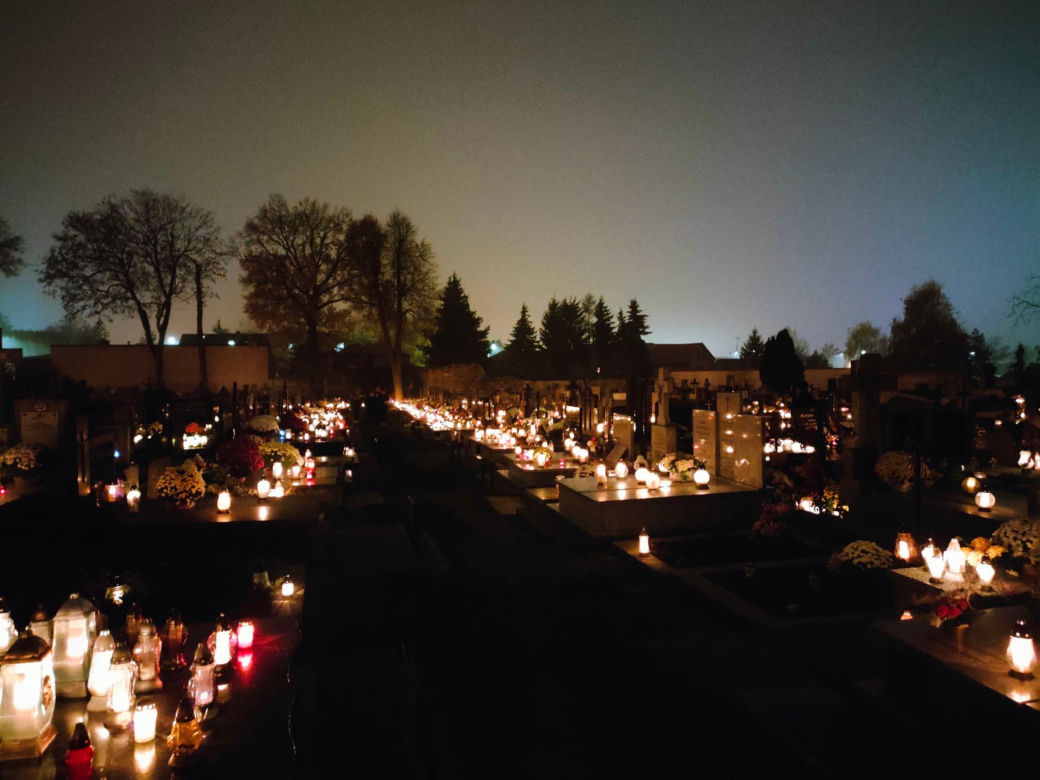 Łomżyński cmentarz nocą