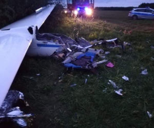 Wypadek szybowca w Laszkach. 18-latek w stanie ciężkim trafił do szpitala [ZDJĘCIA]
