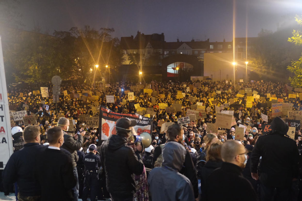 Strajk kobiet w Katowicach. Policja użyła gazu. Są zatrzymania [ZDJĘCIA]
