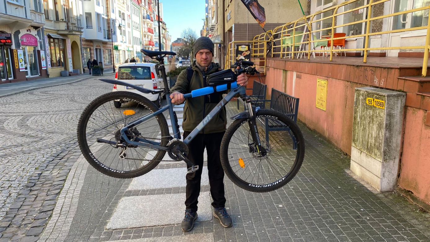 Rusłan sprzedaje rower i jedzie na Ukrainę. "Muszę walczyć!"