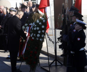 Rocznica katastrofy smoleńskiej. Prezydent Nawrocki uczcił pamięć zmarłych