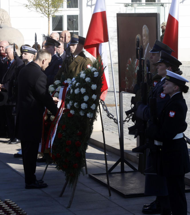 Rocznica katastrofy smoleńskiej. Prezydent Nawrocki uczcił pamięć zmarłych