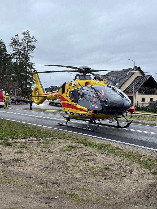 Potrącenie dwóch 15-latek na przejściu dla pieszych. Jedna z nich trafiła do szpitala śmigłowcem