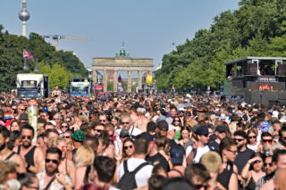 Ta impreza przyciąga do Berlina setki tysięcy osób. Rave The Planet 2026 pod presją po zamachu w Tiergarten