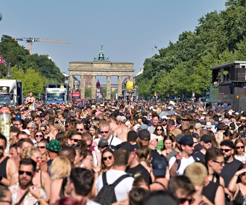 Tłum ludzi na paradzie w Berlinie przed Bramą Brandenburską. O przyszłości Rave The Planet 2026 przeczytasz na Eska.