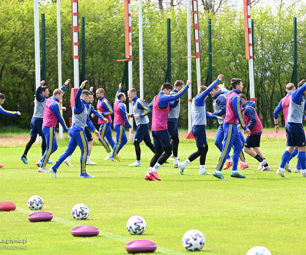 Piłkarze Arki Gdyni przygotowują się na obiektach sportowych w Gniewinie