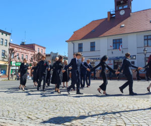 Polonez maturzystów z I LO na rynku w Ostrzeszowie