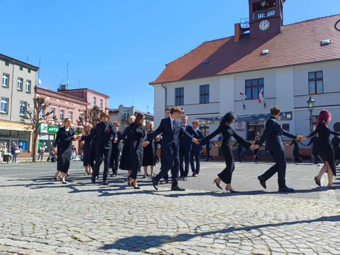 Polonez maturzystów z I LO na rynku w Ostrzeszowie