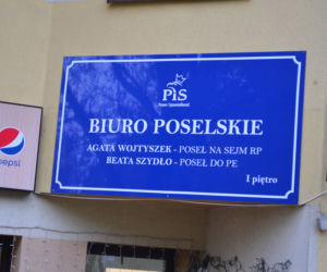 Z KOBIETAMI NIE WYGRACIE w Starachowicach też protestowali przed biurami posłów PiS 