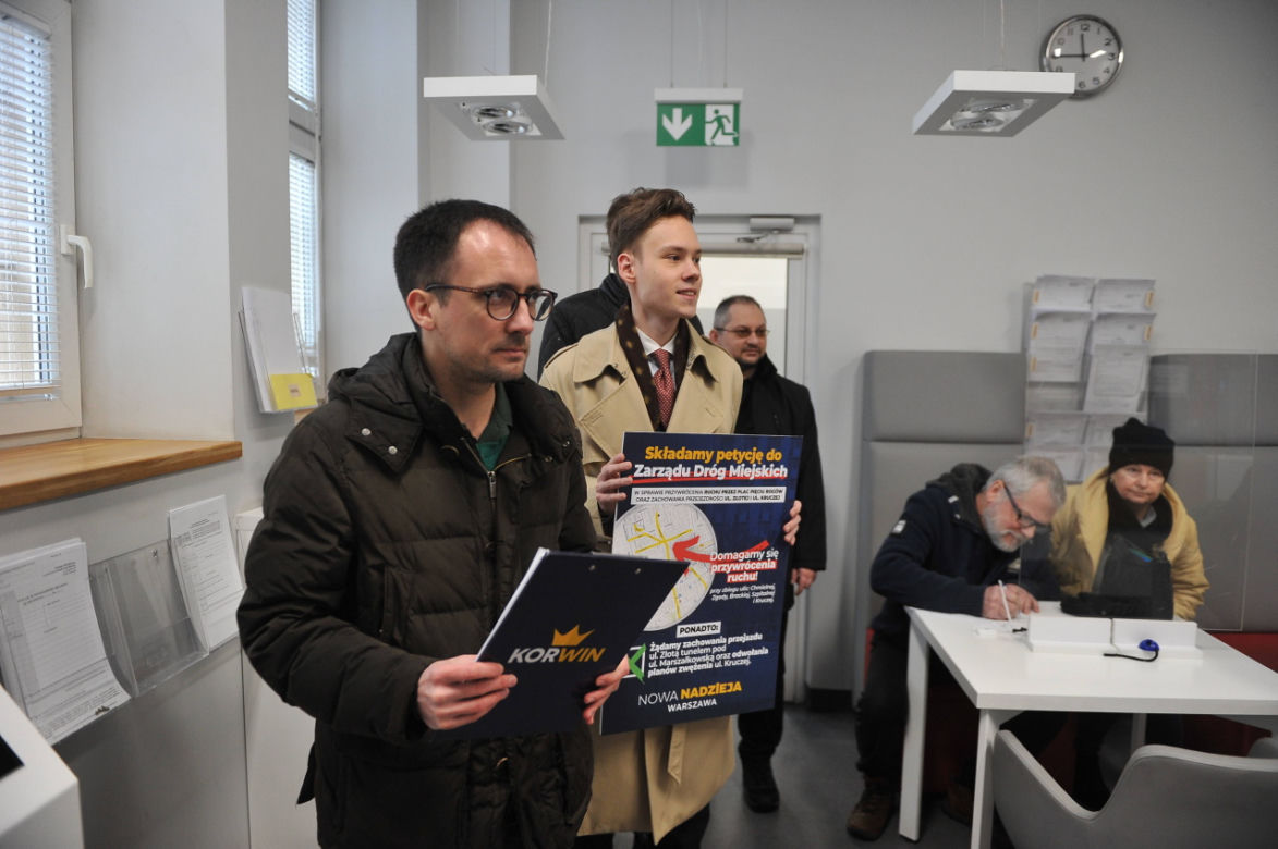 "Odblokujcie miasto od korków!" - aktywiści składają petycję u drogowców 