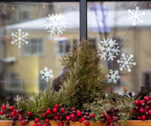 Zewnętrzne dekoracje okien na Boże Narodzenie