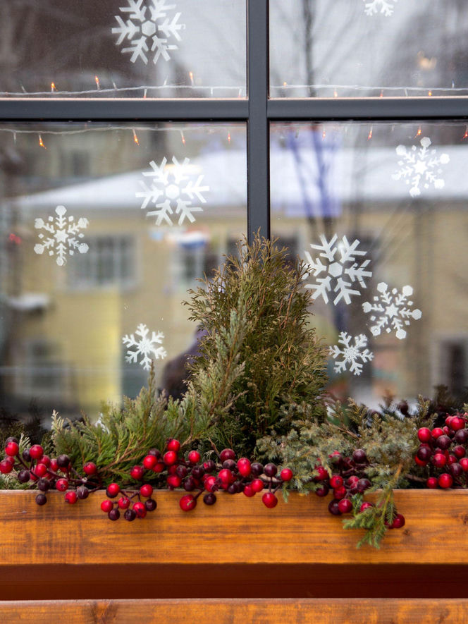 Zewnętrzne dekoracje okien na Boże Narodzenie