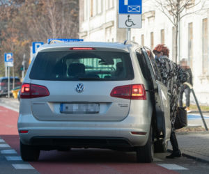 Jolanta Kwaśniewska poszła załatwić sprawy. Jej kierowca w tym czasie...Fuj! Jak tak można?!