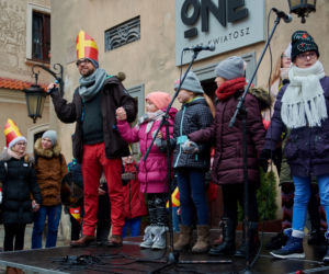 Setki Mikołajów w centrum miasta. Orszak św. Mikołaja w Lublinie