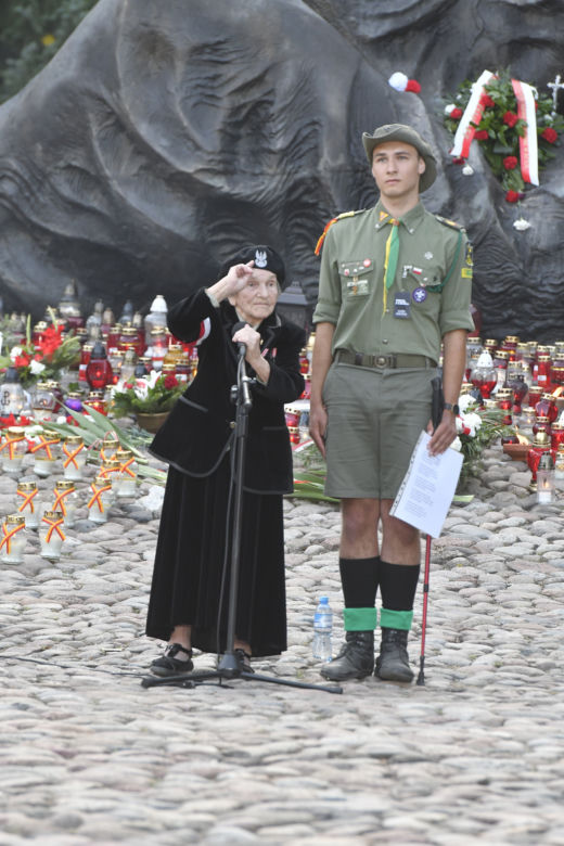 77. rocznica Powstania Warszawskiego. Wanda Traczyk Stawska przy pomniku Poległym Niepokonanym.