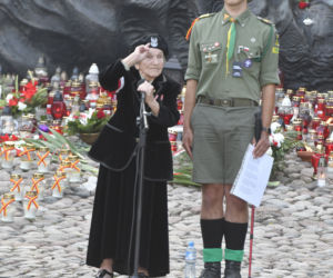 77. rocznica Powstania Warszawskiego. Wanda Traczyk Stawska przy pomniku Poległym Niepokonanym.