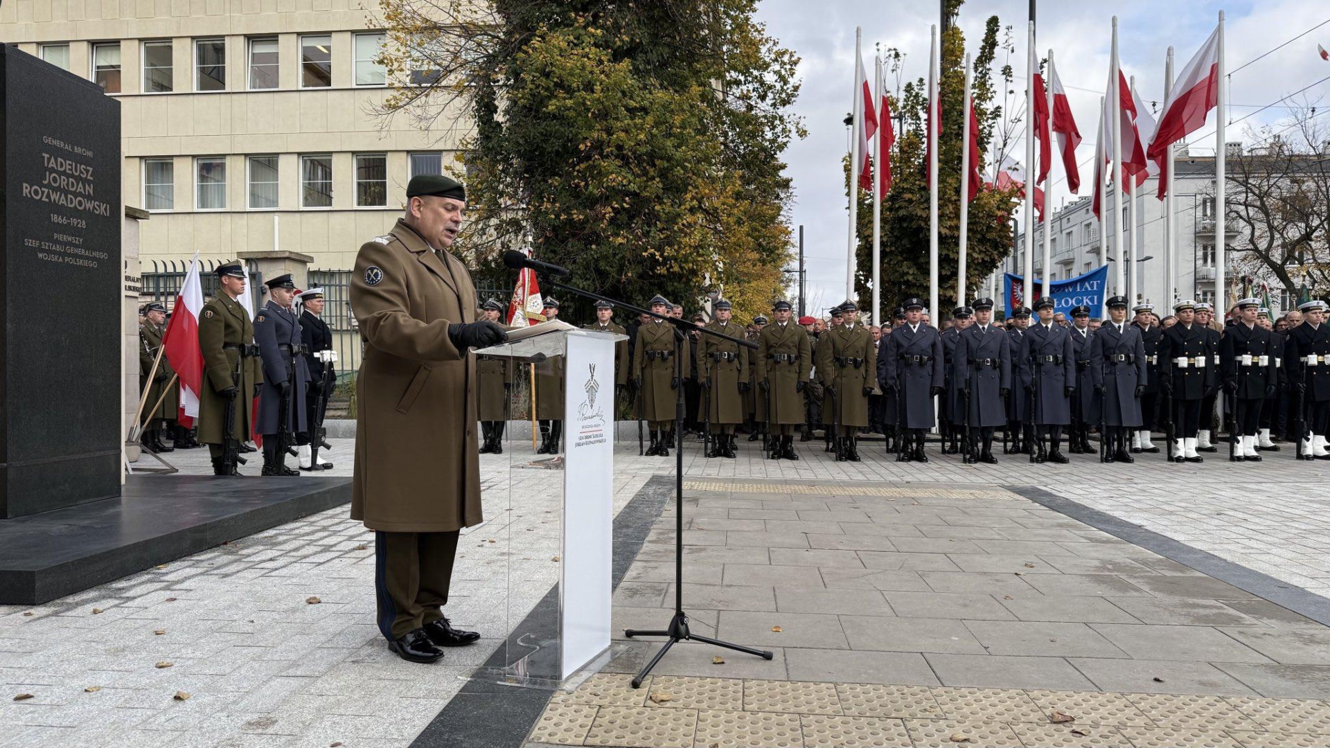Pomnik gen. Rozwadowskiego przed Sztabem Generalnym