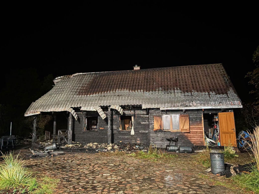 Drewniany budynek płonął jak pochodnia! Dramatyczna akcja strażaków [ZDJĘCIA]