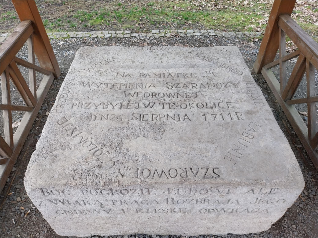 Zwierzyniec. Pomnik szarańczy
