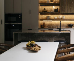 Zamiast efektu „wow” postawili na spokój. Dom ukryty w apartamencie