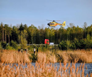 Auto wpadło do zbiornika wodnego w Bolimowie. Dwoje nastolatków nie żyje