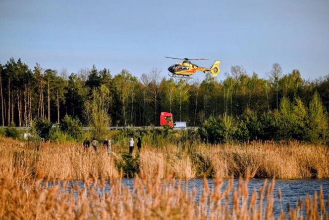 Auto wpadło do zbiornika wodnego w Bolimowie. Dwoje nastolatków nie żyje