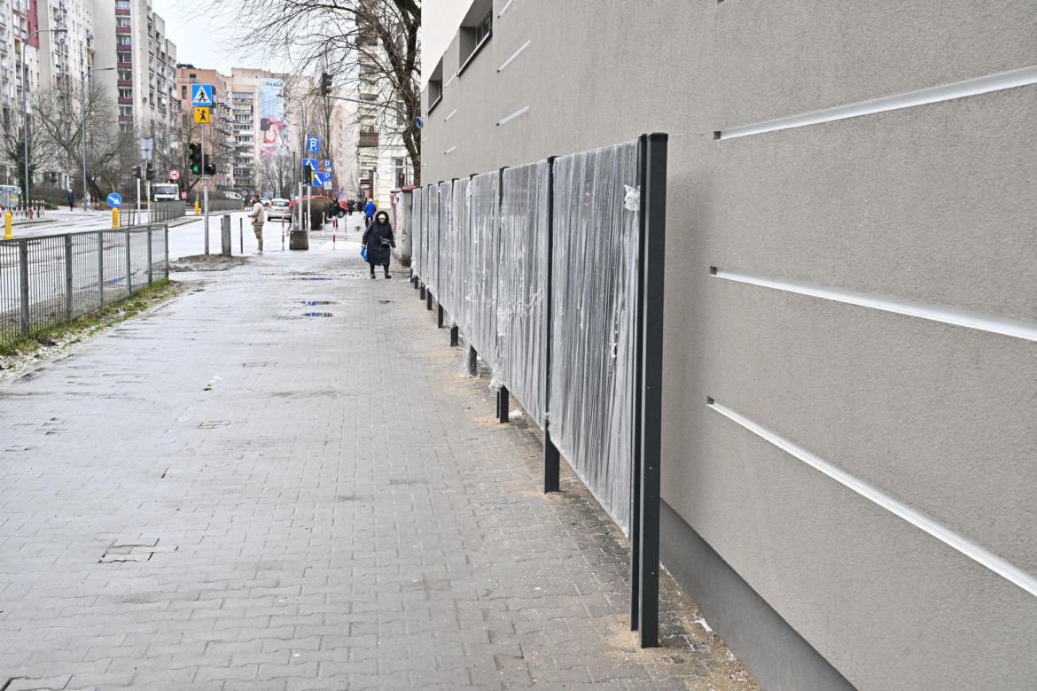 Absurd roku w Warszawie? Postawili płot tuż przy elewacji budynku. "Tak musiało być" 