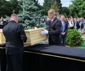 Szok po tragedii w Łodzi. Dziesięć malutkich trumienek na pogrzebie. Tego widoku nie da się wyrzucić z głowy