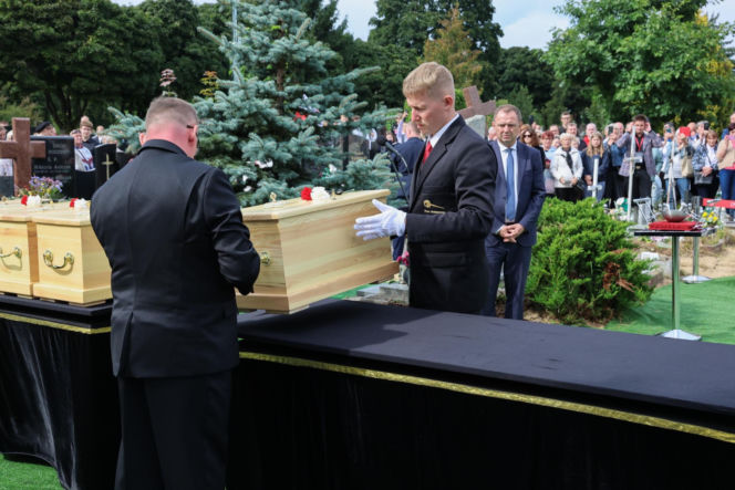 Szok po tragedii w Łodzi. Dziesięć malutkich trumienek na pogrzebie. Tego widoku nie da się wyrzucić z głowy
