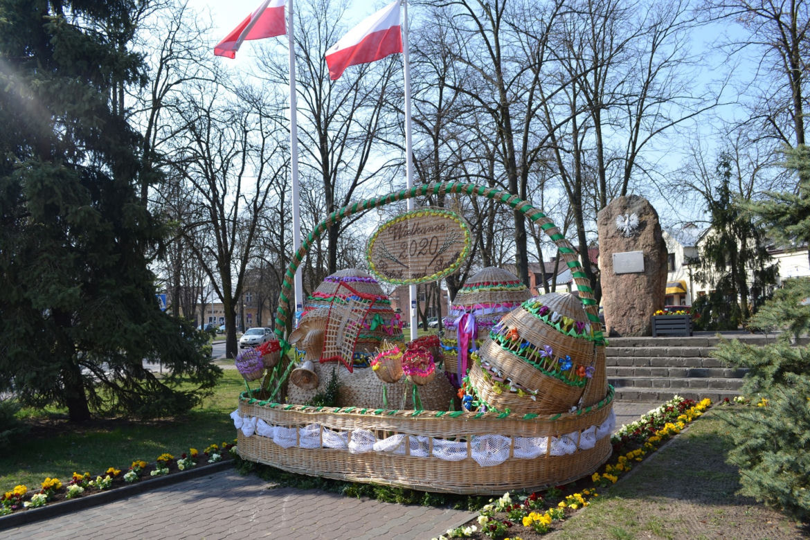 Wielkanocny kosz wiklinowy