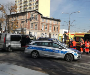 Kolizja osobówki za samochodem konwojowym policji