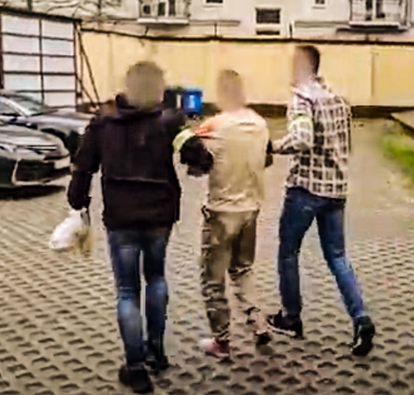 Zdetonował ładunek wybuchowy w sklepie. Ucieczkę przed policją skończył w rowie