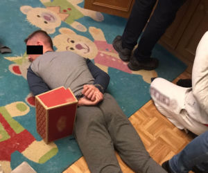 Spędził wieczór z nieznajomymi, gorzko tego pożałował. Z konta zniknęło ponad 20 tys. złotych!