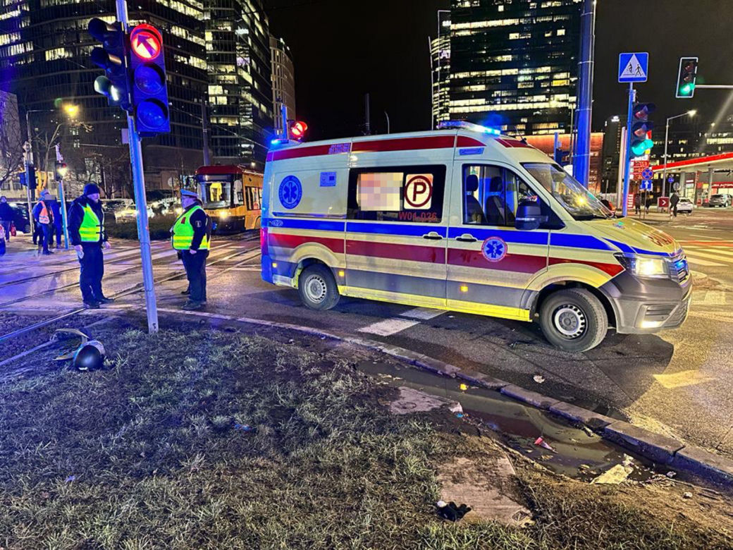 Wjechał skuterem w tramwaj! Poważny wypadek dostawcy jedzenia 